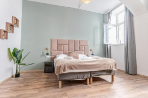 Kingbed 1BR Central Apt with ensuite washer & Smart TV